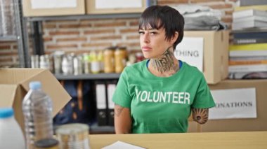 Kolu kesilmiş İspanyol bir kadın. Yardım merkezinde kendine güvenen, gülümseyen bir gönüllü.