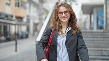 Sokakta gülümseyen genç bir iş kadını.