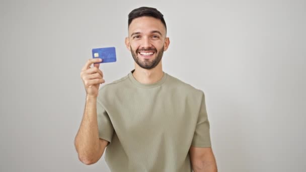 Νεαρός Ισπανός Χαμογελά Σίγουρος Κρατώντας Πιστωτική Κάρτα Και Δολάρια Πάνω — Αρχείο Βίντεο