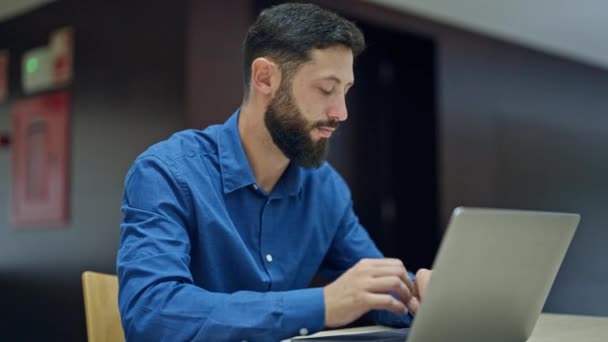 Giovane Ispanico Uomo Affari Lavoratore Utilizzando Laptop Guardando Orologio Ufficio — Video Stock