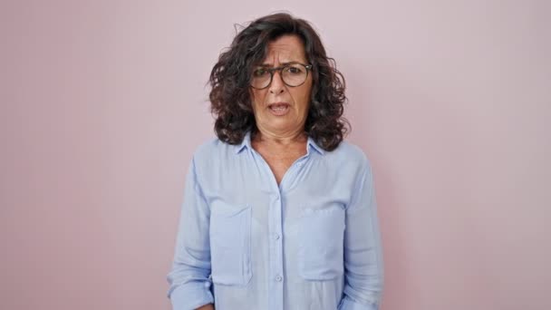 Középkorú Spanyol Sikoltozik Hangosan Izolált Rózsaszín Háttér — Stock videók