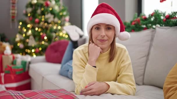 Jong Blond Vrouw Glimlachen Zelfverzekerd Liggend Bank Door Kerstboom Thuis — Stockvideo