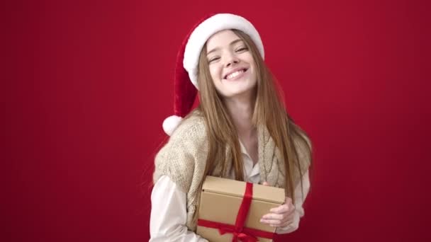 Jong Blond Vrouw Het Dragen Van Kerst Hoed Holding Gift — Stockvideo