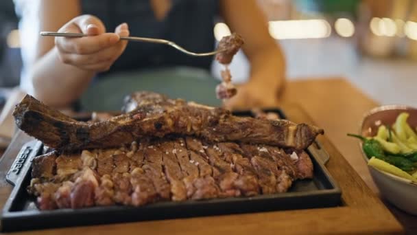 Jovem Mulher Hispânica Bonita Comendo Carne Bife Restaurante — Vídeo de Stock