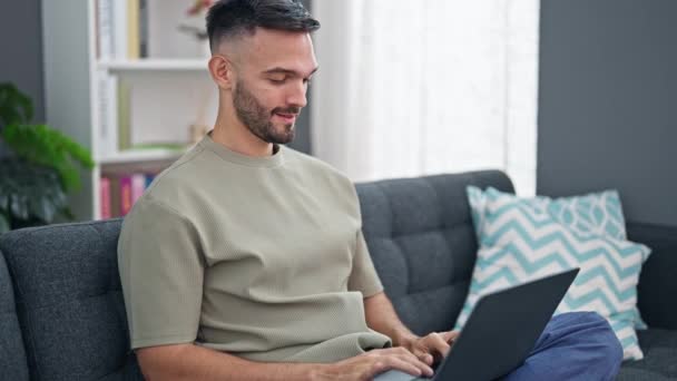 Genç Spanyol Adam Bilgisayarını Kapatıp Evde Gülümsüyor — Stok video