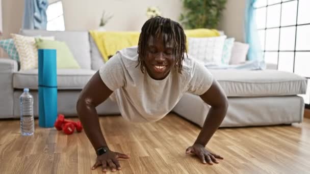 Африканський Американський Чоловік Тренується Штовхати Посміхаючись Вдома — стокове відео