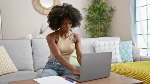 Mujer Afroamericana Usando Laptop Sentada Sofá Sufriendo Dolor Estómago Casa — Vídeos de Stock