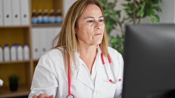 Středního Věku Hispánská Žena Lékař Nosí Brýle Používat Počítač Klinice — Stock video