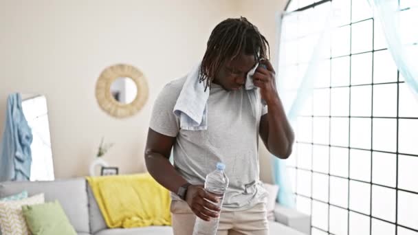 Hombre Afroamericano Pie Con Cara Seria Bebiendo Agua Casa — Vídeo de stock
