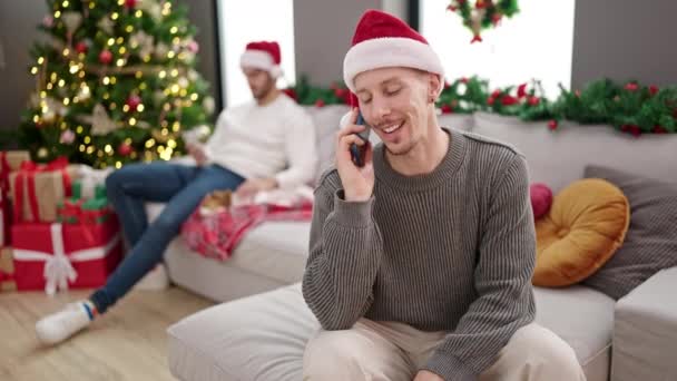 Dwóch Mężczyzn Świętuje Boże Narodzenie Rozmawiając Smartfonie Domu — Wideo stockowe