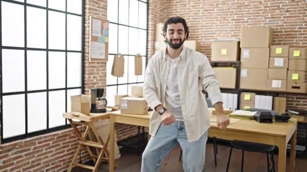 Jovem Hispânico Homem Comércio Eletrônico Empresário Sorrindo Dança Confiante Escritório — Vídeo de Stock