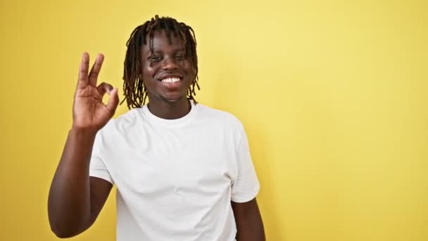 Afrykański Amerykanin Robi Gest Uśmiechając Się Odizolowanym Żółtym Tle — Wideo stockowe