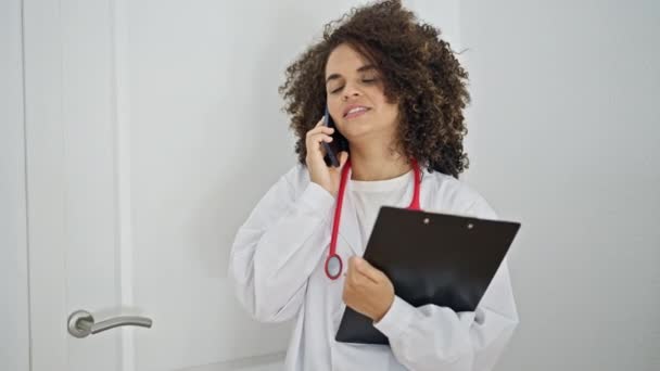 Fiatal Gyönyörű Spanyol Orvos Beszél Okostelefonon Jön Ajtón Klinikán — Stock videók