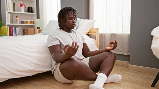Африканский Американец Делает Упражнения Йоги Сидя Полу Спальне — стоковое видео