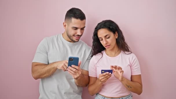 Чоловік Жінка Пара Покупки Смартфоном Кредитною Карткою Над Ізольованим Рожевим — стокове відео