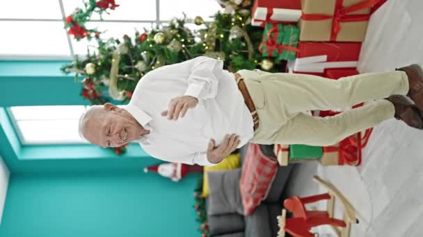 Älterer Grauhaariger Mann Feiert Weihnachtstanz Hause — Stockvideo