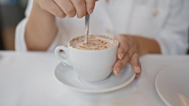 Ung Kvinna Dricker Kaffe Sittandes Bordet Restaurangen — Stockvideo