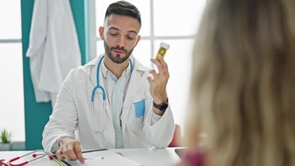 Молодий Іспаномовний Лікар Має Медичну Консультацію Призначення Таблеток Лікування Клініці — стокове відео