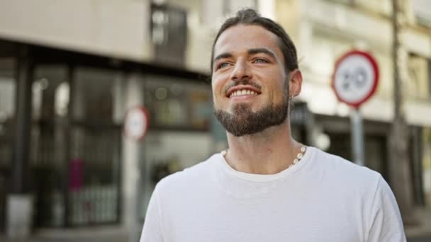 Jonge Spaanse Man Glimlacht Vol Vertrouwen Straat — Stockvideo