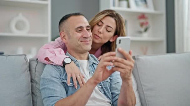 Man Woman Couple Using Smartphone Sitting Sofa Home — Stockvideo