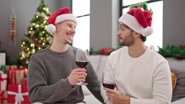 Dwóch Mężczyzn Świętuje Boże Narodzenie Pijąc Wino Całując Się Domu — Wideo stockowe