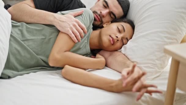 Belo Casal Apaixonado Deitado Juntos Cama Abraçando Enquanto Dormem Seu — Vídeo de Stock
