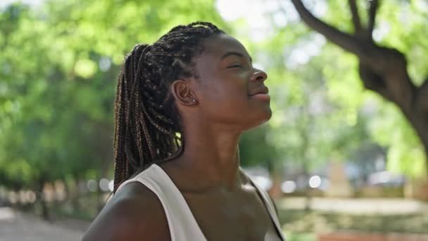 Femme Afro Américaine Souriant Respiration Confiante Parc — Video