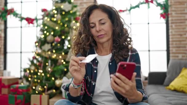 Latynoska Kobieta Średnim Wieku Robi Zakupy Smartfonem Kartą Kredytową Świętując — Wideo stockowe