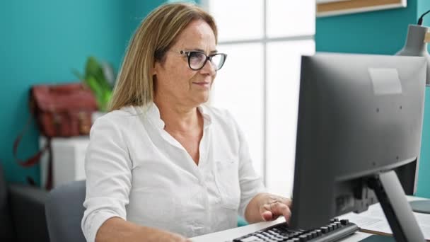 Orta Yaşlı Spanyol Kadını Ofiste Bilgisayar Kullanıyor — Stok video