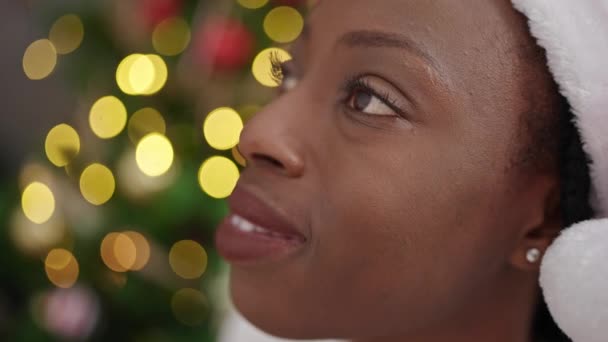 Mujer Afroamericana Sonriendo Confiada Pie Junto Árbol Navidad Casa — Vídeos de Stock