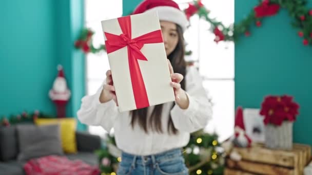 中国的年轻女子在家里带着圣诞礼物 — 图库视频影像