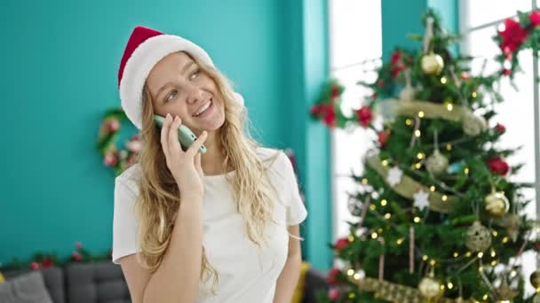 Mladá Blondýna Žena Mluví Smartphone Slaví Vánoce Doma — Stock video