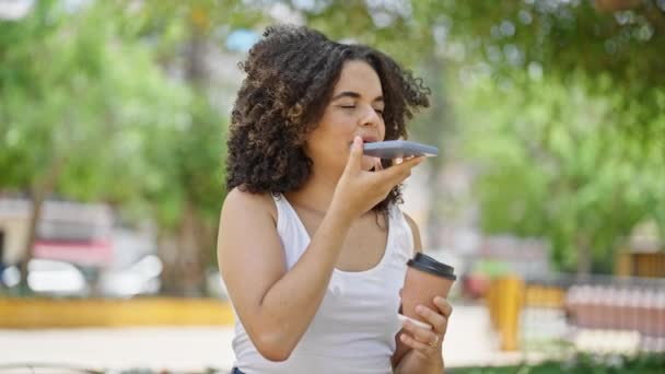 Tânără Frumoasă Femeie Hispanică Care Trimite Mesaje Vocale Prin Smartphone — Videoclip de stoc