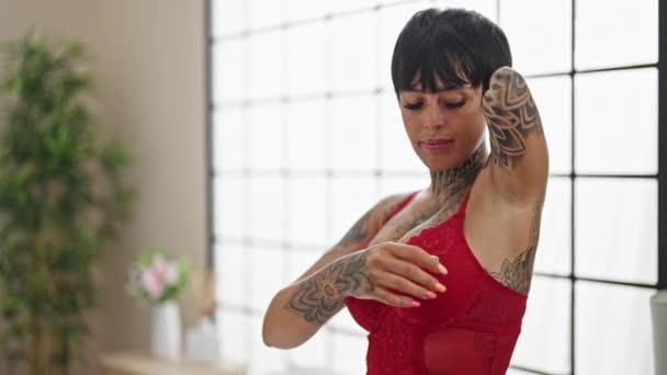 Hispanische Frau Mit Amputiertem Arm Trägt Dessous Die Hause Die — Stockvideo