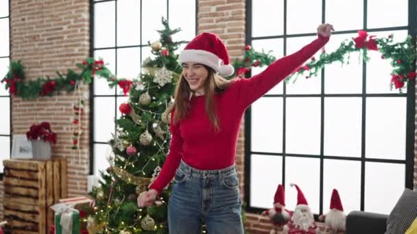 Joven Mujer Hispana Celebrando Navidad Bailando Casa — Vídeos de Stock