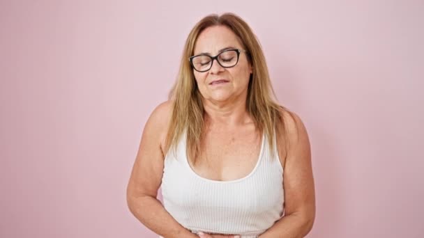 Mulher Hispânica Meia Idade Sofrendo Dor Estômago Sobre Fundo Rosa — Vídeo de Stock