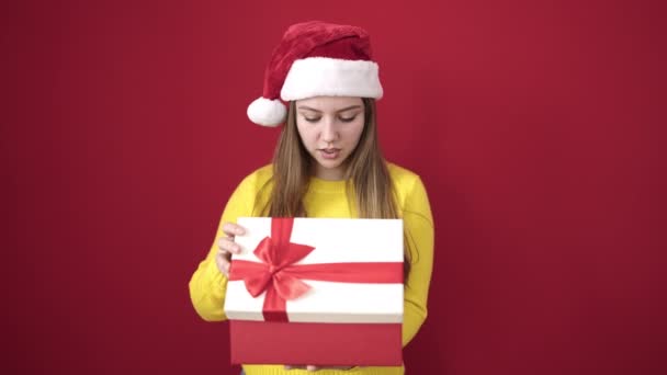 Jong Blond Vrouw Het Dragen Van Kerst Hoed Uitpakken Geschenk — Stockvideo