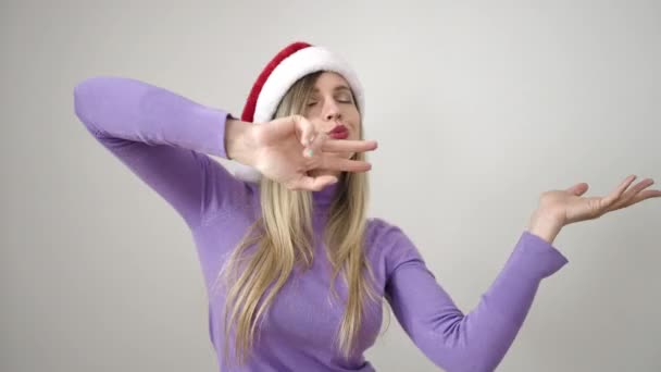 Młoda Blondynka Nosi Świąteczny Kapelusz Tańczy Białym Tle — Wideo stockowe