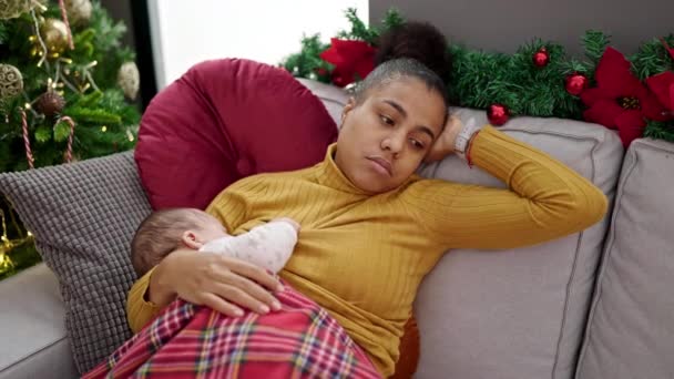 Μητέρα Και Γιος Τόνισε Γιορτάζει Χριστούγεννα Θηλάζουν Μωρό Στο Σπίτι — Αρχείο Βίντεο