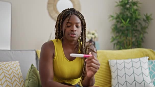 Afrikaans Amerikaanse Vrouw Houden Zwangerschapstest Met Ernstige Gezicht Thuis — Stockvideo