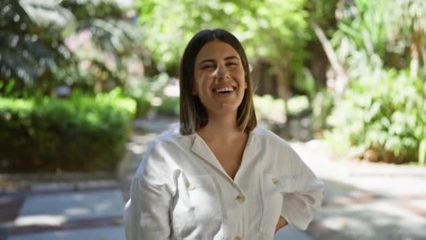 Νεαρή Όμορφη Ισπανίδα Που Στέκεται Χαμογελαστή Στο Πάρκο — Αρχείο Βίντεο