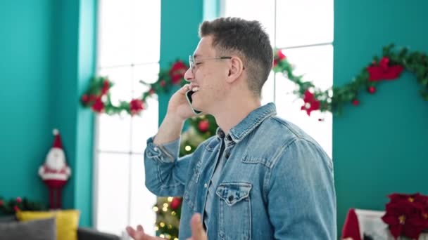 Joven Hombre Hispano Hablando Smartphone Celebrando Navidad Casa — Vídeo de stock