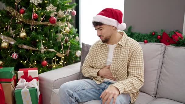Νεαρός Άραβας Που Υποφέρει Από Στομαχόπονο Κάθεται Δίπλα Στο Χριστουγεννιάτικο — Αρχείο Βίντεο