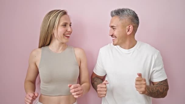 Hombre Mujer Pareja Pie Juntos Bailando Sobre Fondo Rosa Aislado — Vídeo de stock