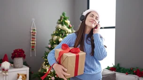 Mladá Běloška Slaví Vánoce Posloucháním Hudby Tancem Doma — Stock video