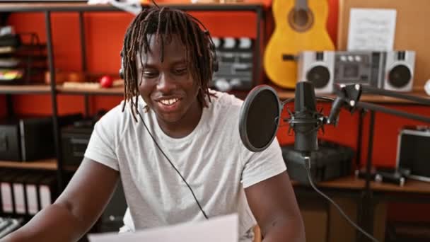 Afrikanischer Musiker Lächelt Selbstbewusst Und Singt Song Musikstudio — Stockvideo