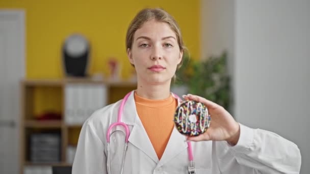 Junge Blonde Diätassistentin Mit Donut Macht Daumen Nach Unten Geste — Stockvideo