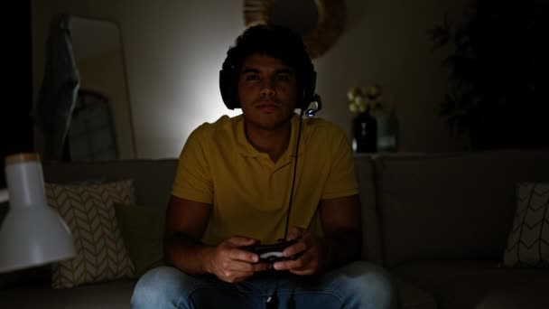 Evdeki Kanepede Oturmuş Video Oyunu Oynayan Genç Latin Adam — Stok video