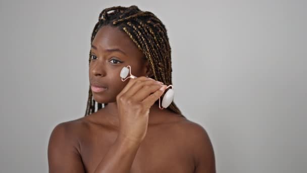 Αφροαμερικανή Γυναίκα Χαμογελώντας Αυτοπεποίθηση Μασάζ Πρόσωπο Γυμναστήριο Του Δέρματος Πάνω — Αρχείο Βίντεο