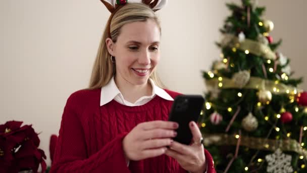 Mujer Rubia Joven Hacer Selfie Por Teléfono Inteligente Pie Junto — Vídeos de Stock